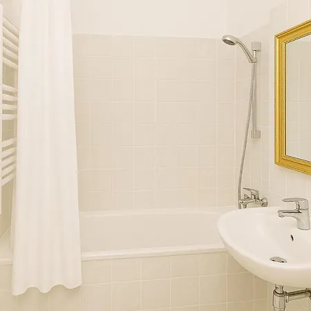 Amazing In The Heart Of Next To Check Point Charlie, 1 To 4 Guests *