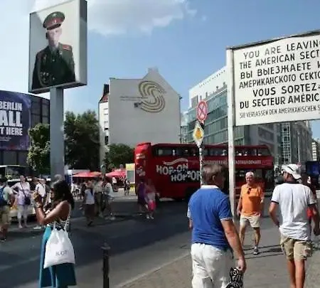 Wonderful Artist In The Heart Of Berlin, Next To Check Point Charlie, 1 To 4 Guests Apartment